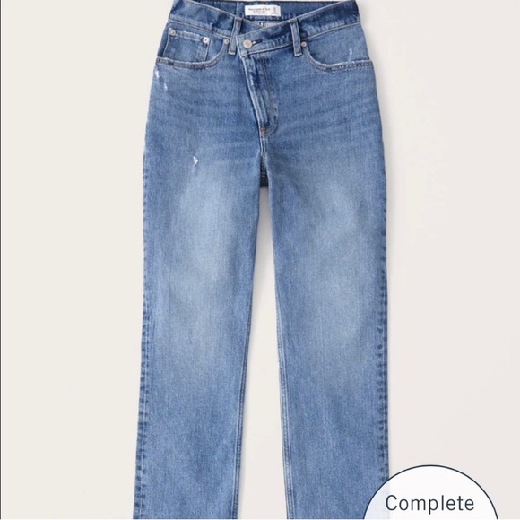 Abercrombie & Fitch Denim - A&F. Curve Love Ultra High Rise 90s Straight Jean. 4R